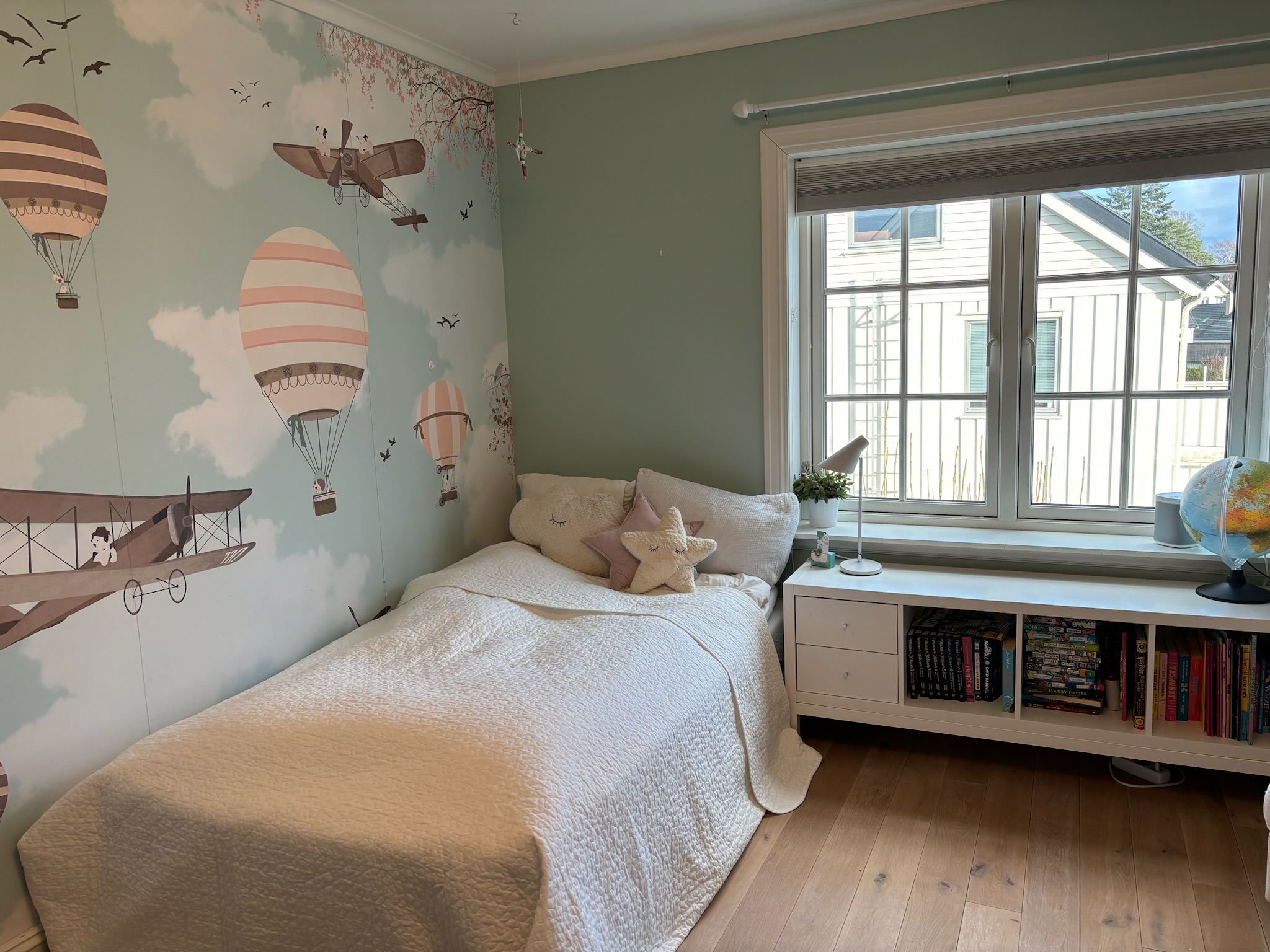 Bedroom 2, with kids desk